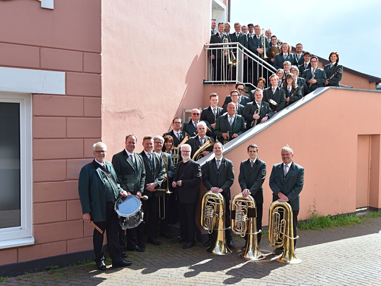 Gruppenbild auf Treppe